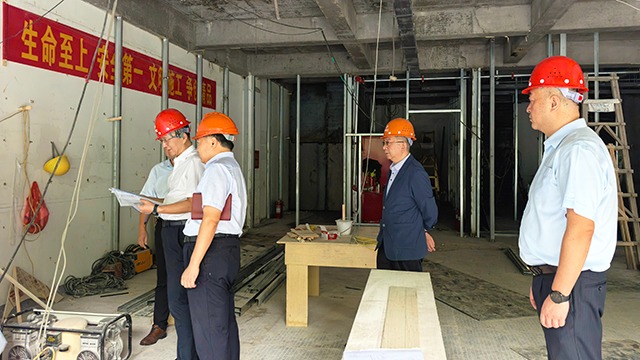 建行领秀城支行安全施工视察